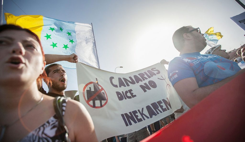 Miles de personas salieron a la calle en Canarias para protestar por las prospecciones. DA