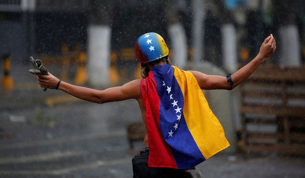 Un manifestante opositor durante una concentración contra la Constituyente promovida por Maduro. El Español
