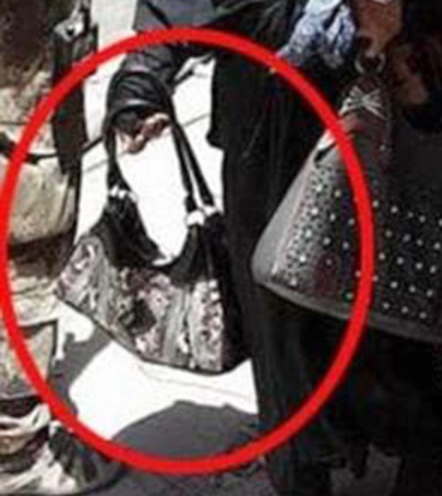 Detalle del bolso donde la mujer suicida portaba el artefacto explosivo que con posterioridad detonó | FOTO: Al-Mawsleya TV