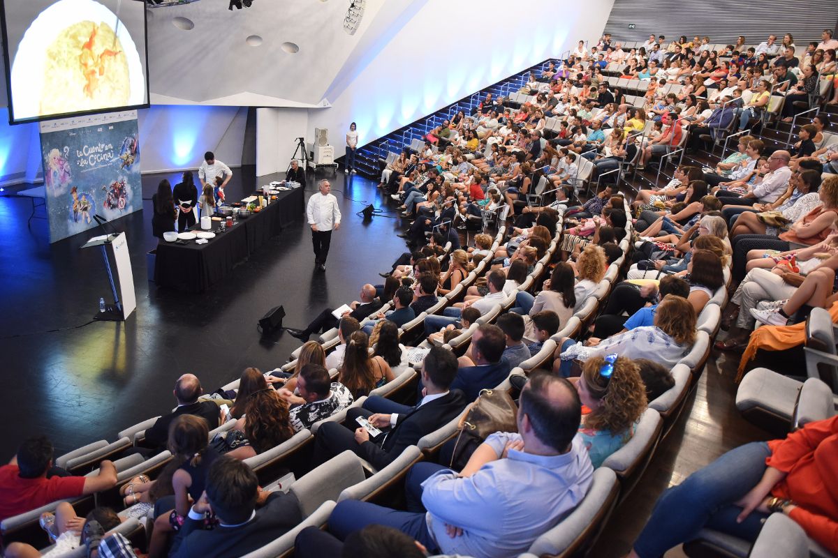 Ferran Adrià presentó la guía para emprendedores ante un auditorio de 400 empresarios | FOTO: SERGIO MÉNDEZ