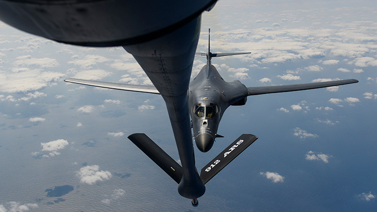 Un avión B-1B Lancer de EE.UU. reposta durante un vuelo sobre el océano Pacífico, en marzo de 2017 | FOTO: US Air Force