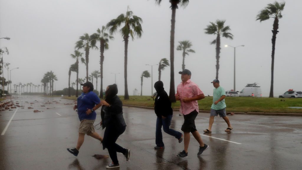 Un grupo de personas corre por la calle en Texas. El Español