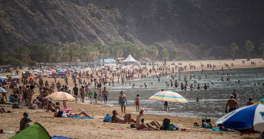 La santacrucera playa de Las Teresitas llena de gente. Andrés Gutiérrez