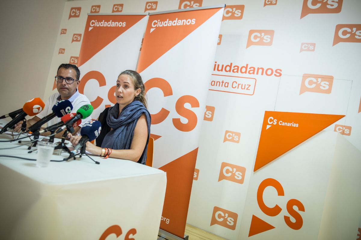 Melisa Rodríguez, diputada en el Congreso, en rueda de prensa en la sede de C’s en Santa Cruz de Tenerife junto a Mariano Cejas | Andrés Gutiérrez