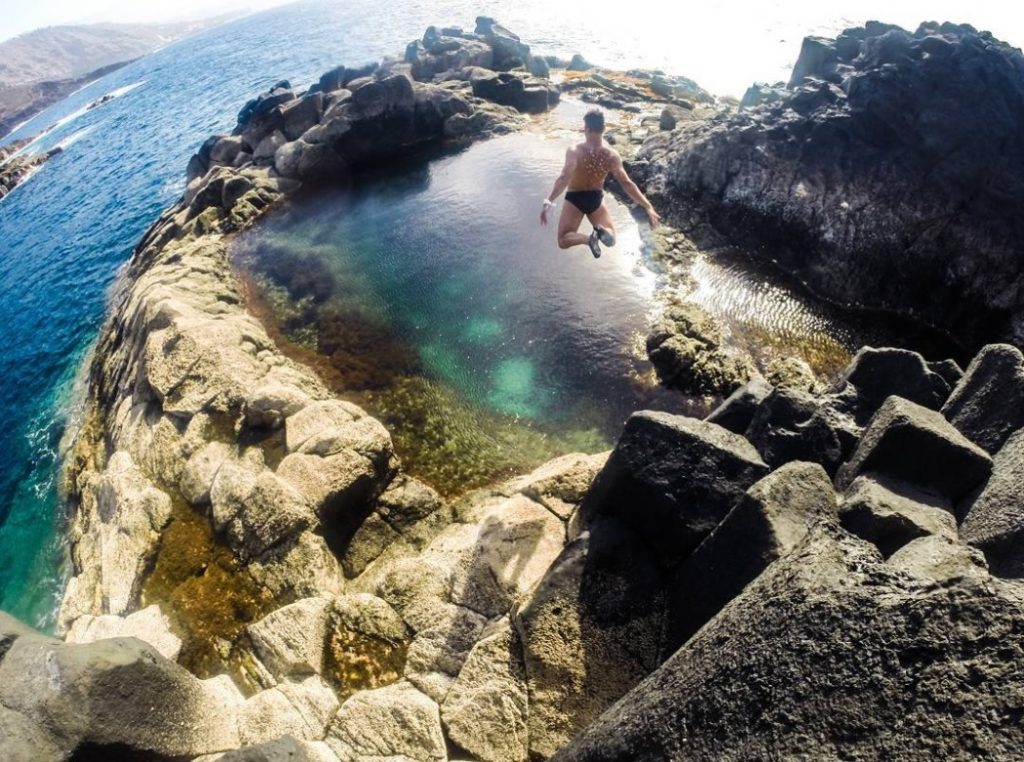 Víctor Méndez Delgado salta con ganas a un charco en la costa de Tenerife | Instagram (victormendezdelgado)