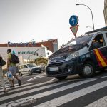 Agentes de la Policía Nacional por fuera del Centro Comercial Meridiano en Santa Cruz de Tenerife. Andrés Gutiérrez