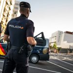 Agentes de la Policía Nacional por fuera del Centro Comercial Meridiano en Santa Cruz de Tenerife. Andrés Gutiérrez