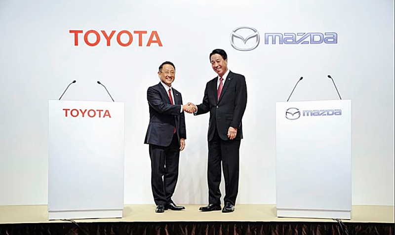 Akio Toyoda, Presidente de Toyota, y Masamichi Kogai, Presidente y Consejero Delegado de Mazda