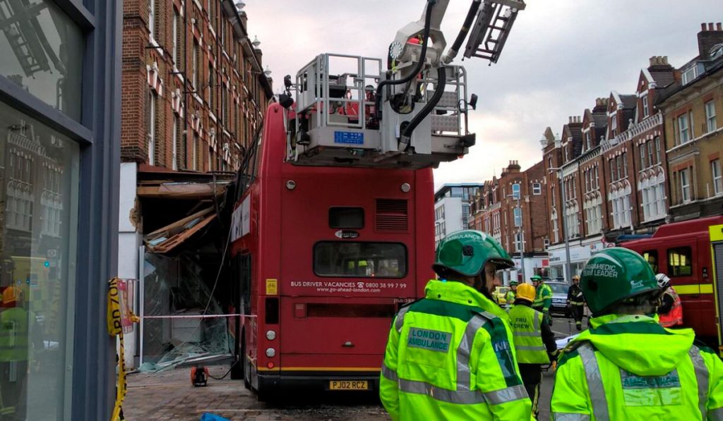 Un autobús del servicio de transporte público se estrella contra una tienda en Londres