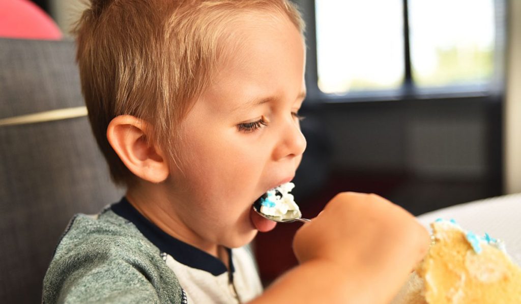 Imagen de archivo de un niño comiendo tarta. DA