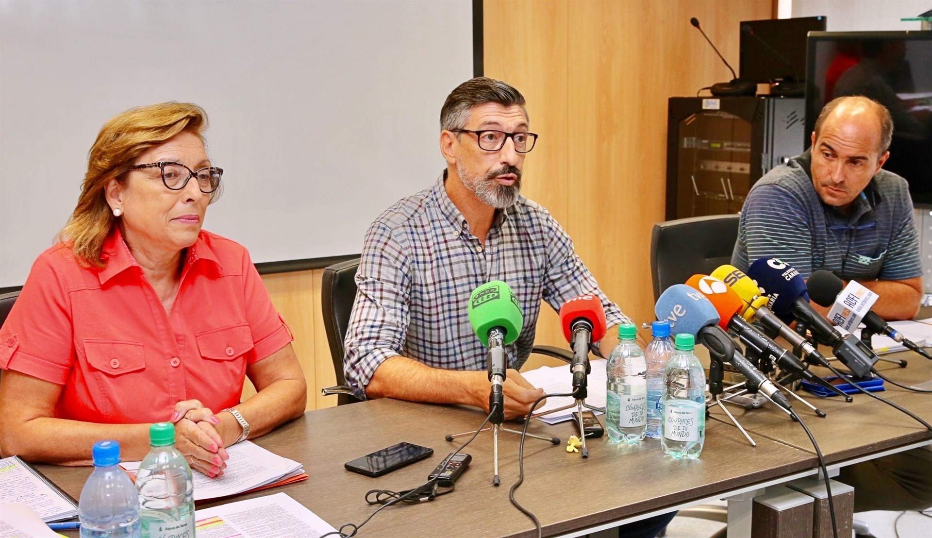 Emilio Soler, experto del Banco de Algas, junto a técnicos del Gobierno de Canarias en rueda de prensa sobre las microalgas| EP