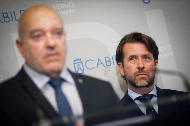 Carlos Alonso, presidente del Cabildo, prometió a Miguel Concepción, rector blanquiazul, incrementar la ayuda económica al club para buscar el ascenso F.