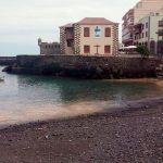 Las microalgas llegan al muelle de Puerto de la Cruz y la playa de Martiánez