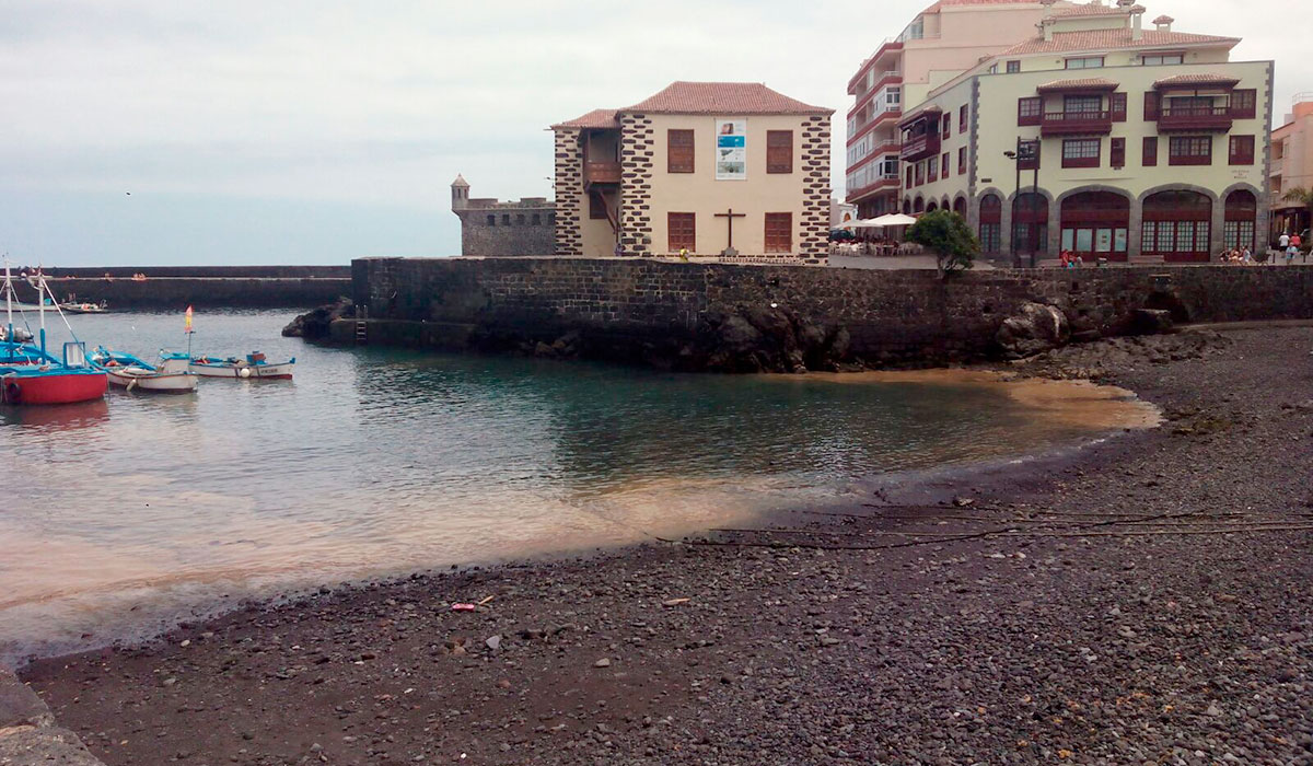 Las microalgas llegan al muelle de Puerto de la Cruz y la playa de Martiánez