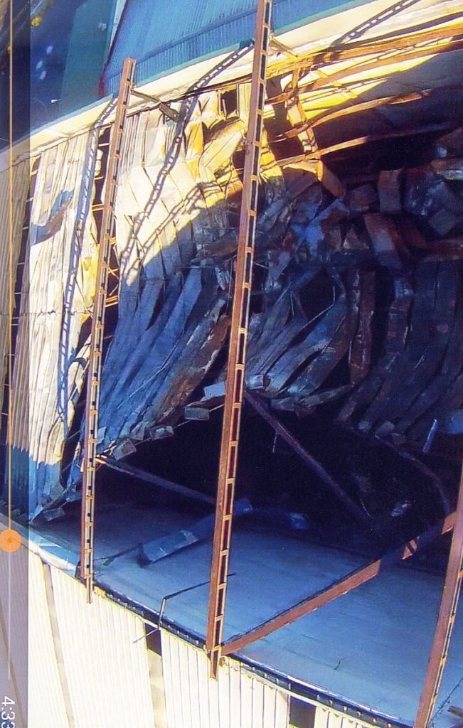 Imagen aérea del interior de la nave tras el fuego. Cedida