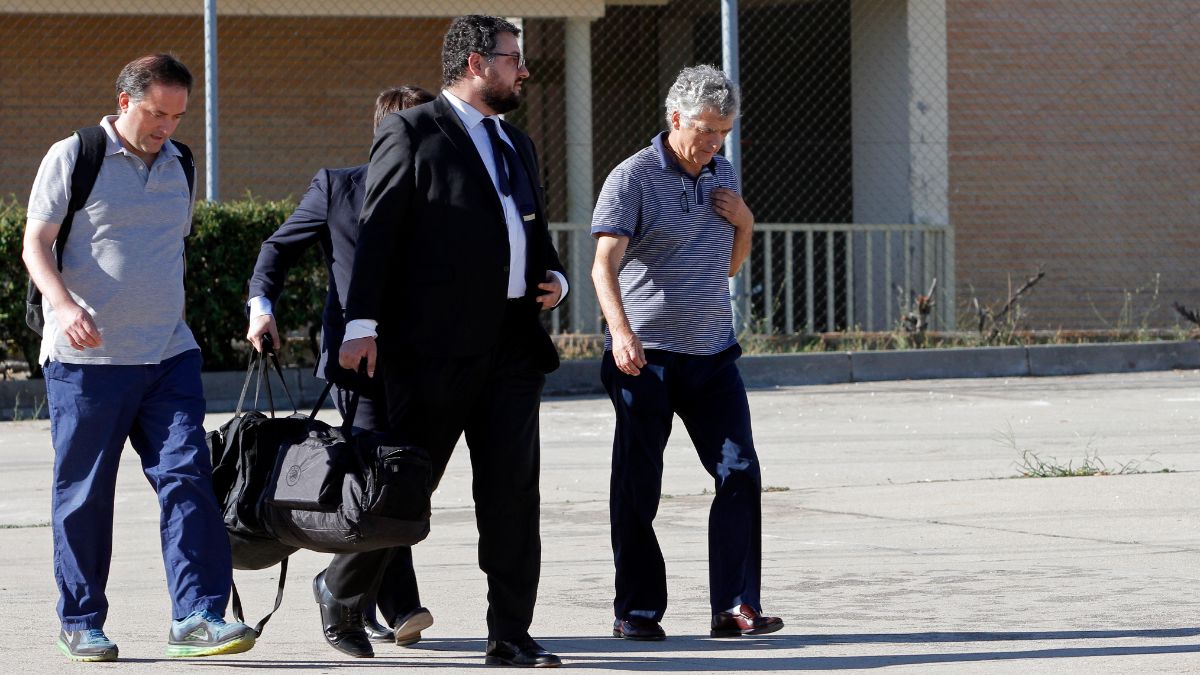 Ángel María Villar, derecha, y su hijo Gorka, izquierda, junto a sus abogados, a su salida de la cárcel madrileña de Soto del Real tras abonar las fianzas fijadas. Apo Caballero (MarcaMedia)