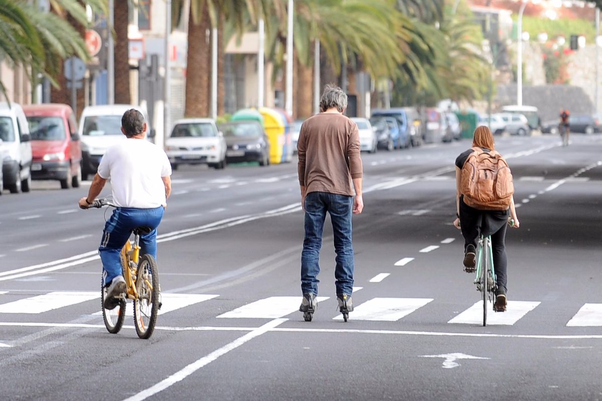Ciclistas circulando por la avenida de Anaga, en Santa Cruz de Tenerife. Sergio Méndez