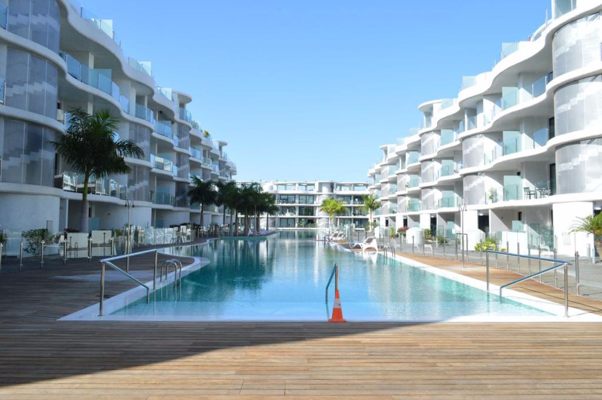 En la imagen, el complejo de lujo Las Olas, a la entrada de El Palm-Mar, ya terminado y revendido | DA