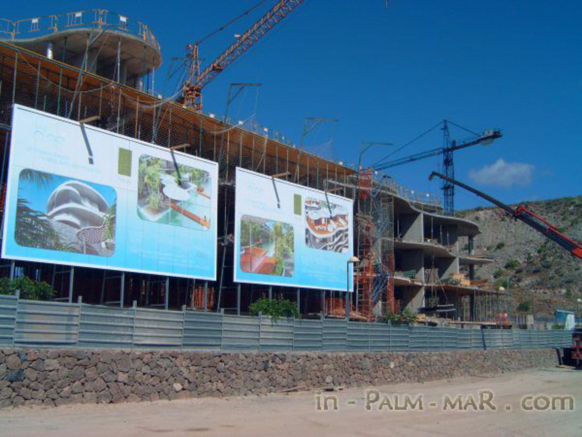 En la imagen, el complejo de lujo Las Olas, a la entrada de El Palm-Mar en fase de construcción | DA