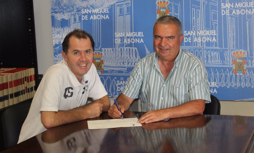 El representante del Grupo Hoteles Piñero y el alcalde de San Miguel. DA