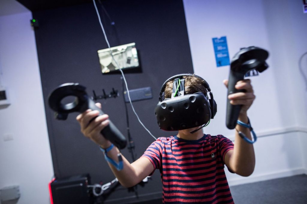 Un joven canario prueba uno de los videojuegos de realidad virtual. Andrés Gutiérrez
