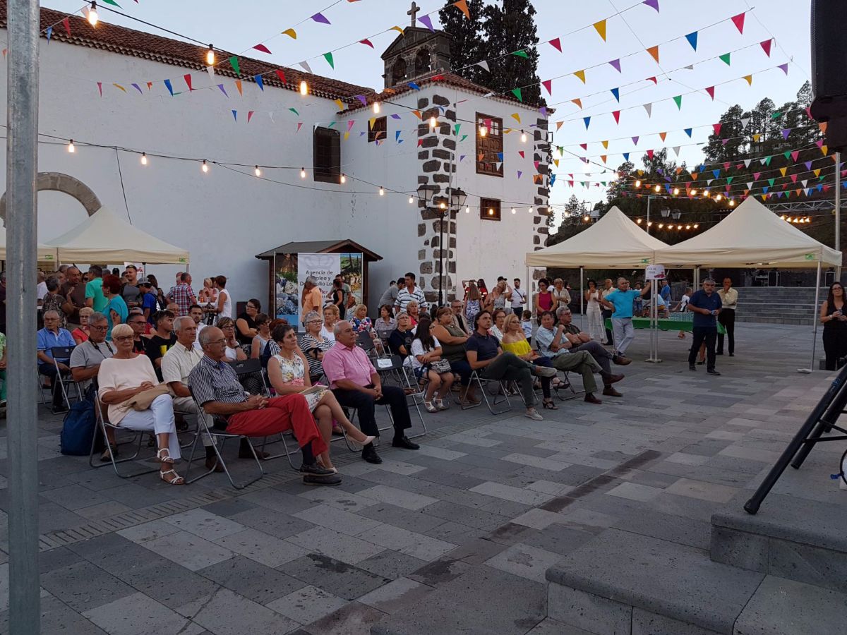 El acto se celebró en la plaza de San Pedro y asistieron visitantes de otros municipios y turistas. DA