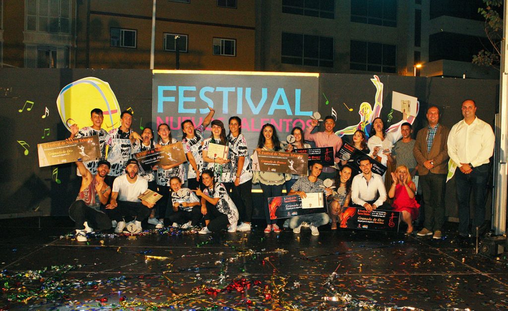 Todos los ganadores de los distintos concursos, sobre el escenario de la plaza de El Médano, el sábado por la noche DA