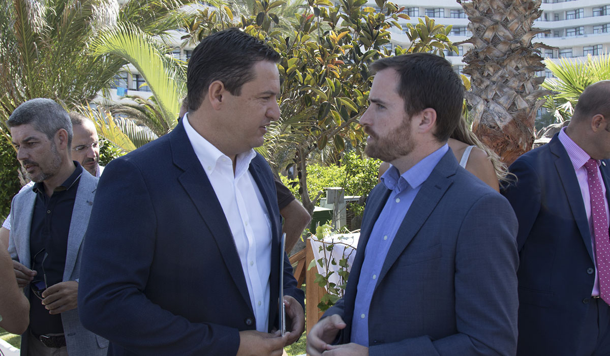 José Julián Mena, ayer en Playa de Las Américas, junto al nuevo consejero de Turismo, Isaac Castellano. DA