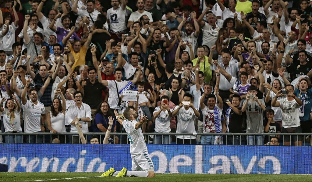 Karim Benzema celebra el tanto logrado ayer, el segundo en la cuenta del conjunto madridista, junto a la afición merengue. Gonzalo Arroyo