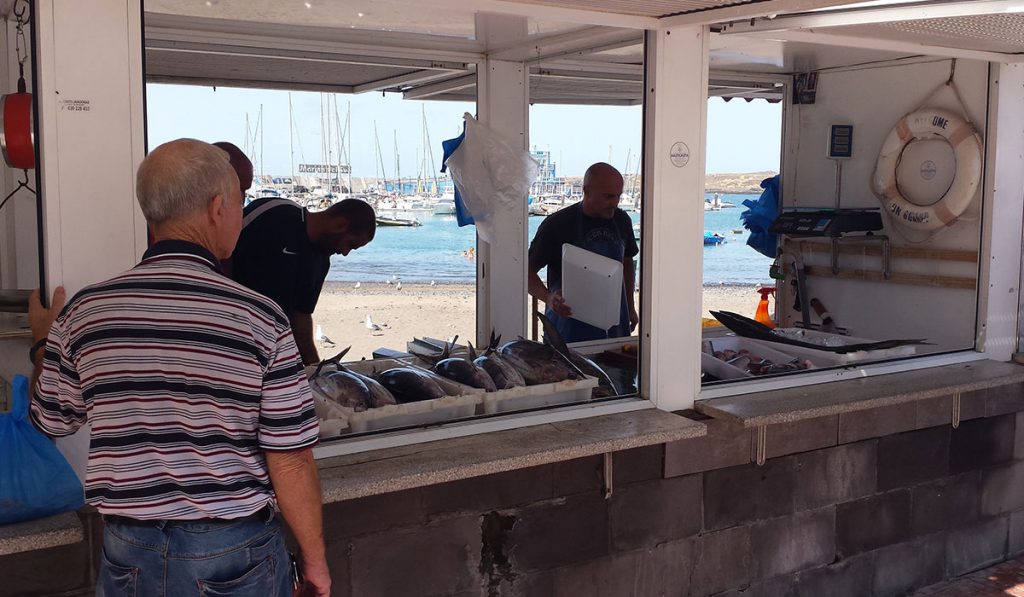 Puesto de venta de pescado en el muelle de Las Galletas, en el municipio de Arona. J. C. M.