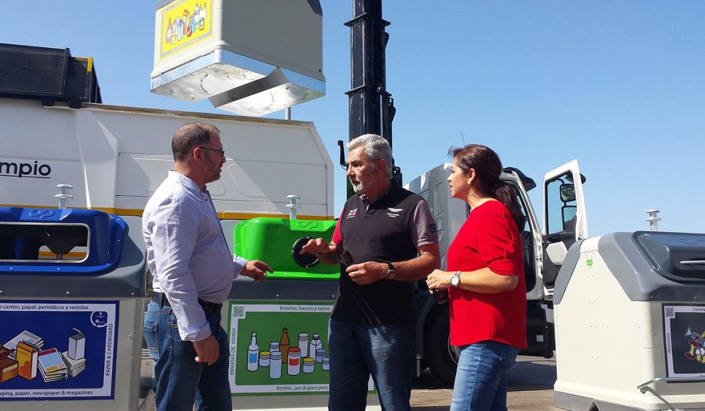 Rodríguez Fraga (centro), junto a Francisco Valiño y Carmen Rosa González, ayer en Adeje. J. C. M.