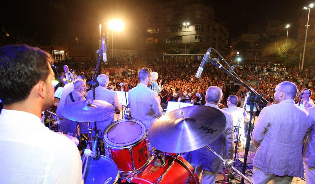 El público que se congregó en la plaza de El Médano lo pasó en grande con las actuaciones de La Parranda y María Mérida. DA