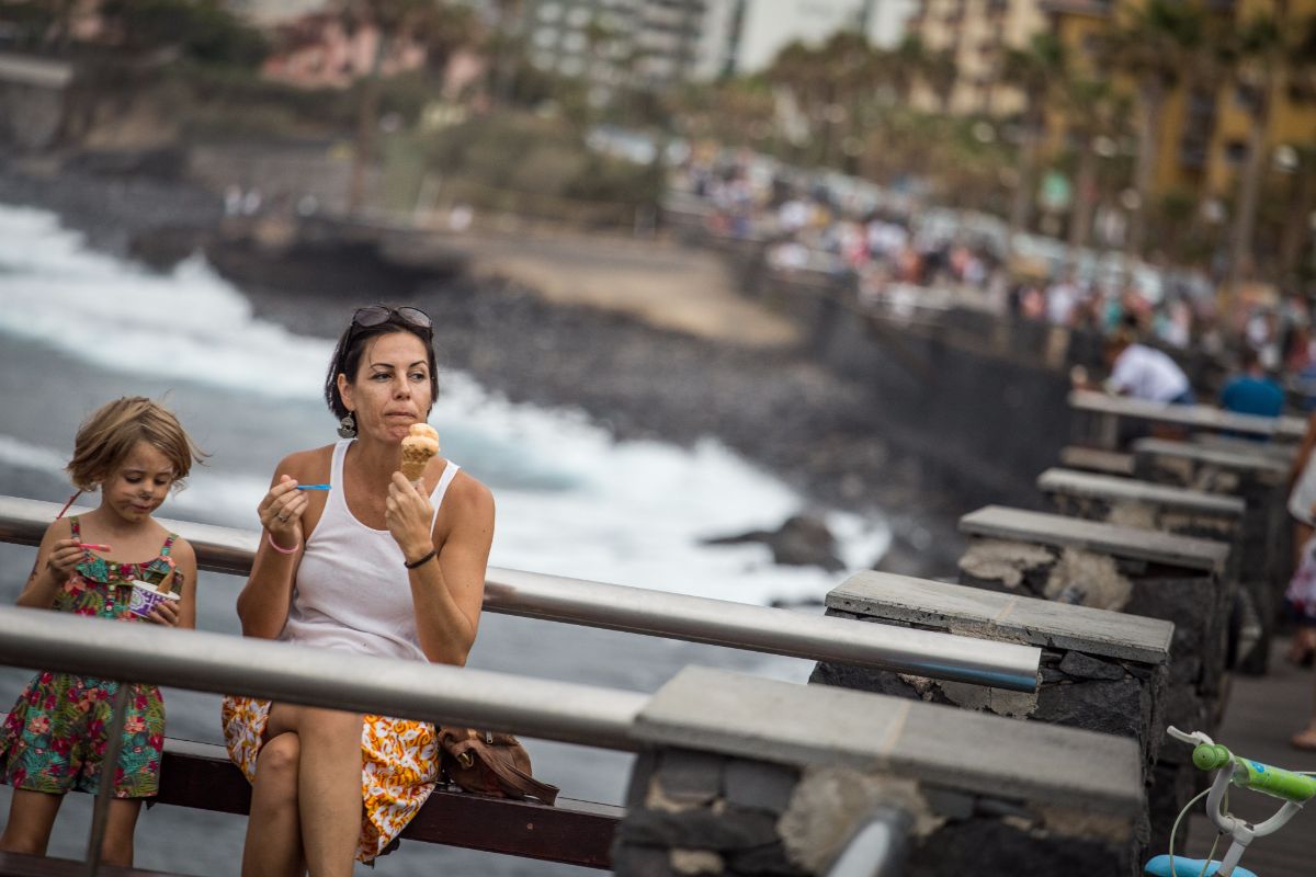 El helado a media tarde en uno de los palcos de la avenida es una de las imágenes más frecuentes. Andrés Gutiérrez