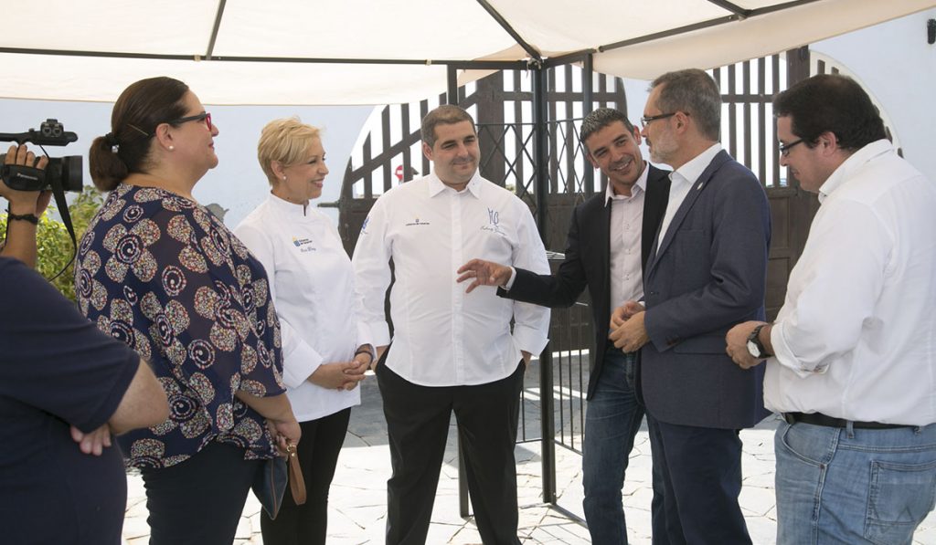 Díaz, Gorostiza y Quintero en el centro de la fotografía presentaron el programa 'El chef viajero'. DA