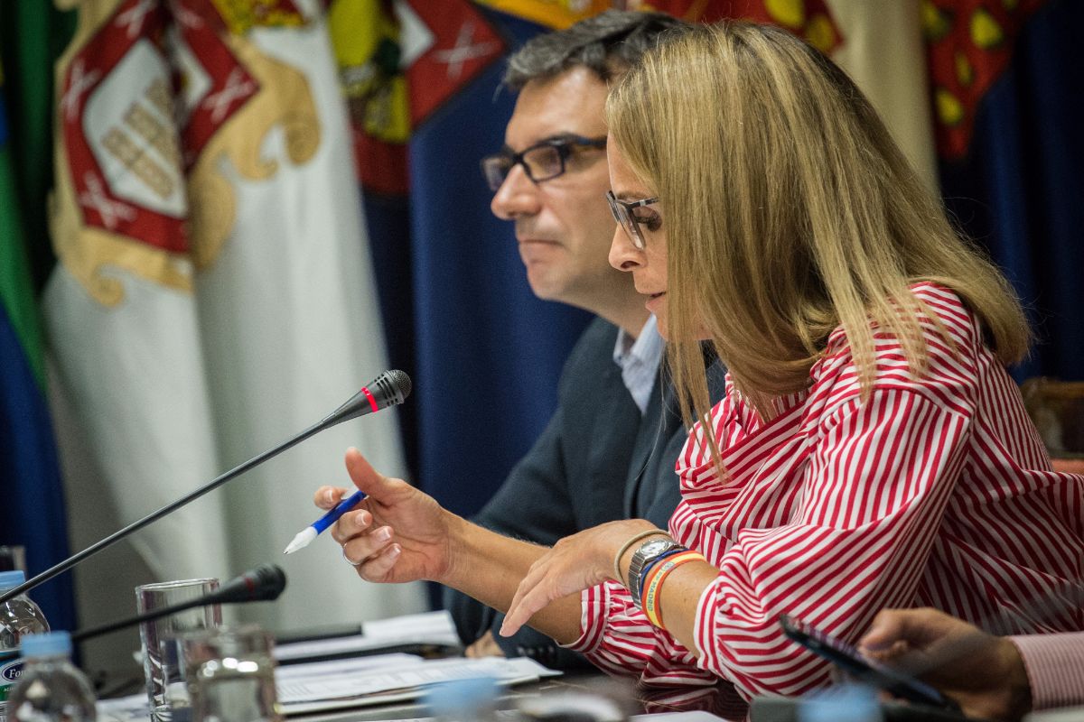 Zacarías Gómez y Luz Reverón, en la comisión parlamentaria sobre las microalgas | Andrés Gutiérrez