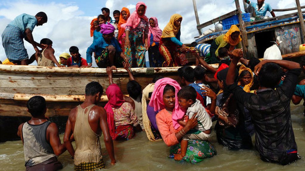 Los rohingyás bajan del barco tras cruzar la frontera