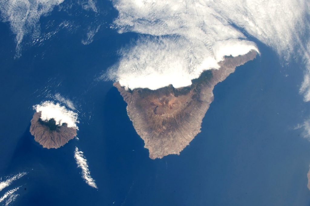 Tenerife y La Gomera, con los alisios, desde la ISS