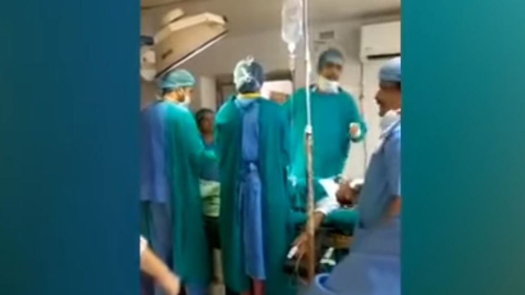 Muere un bebé en pleno parto mientras dos médicos discuten