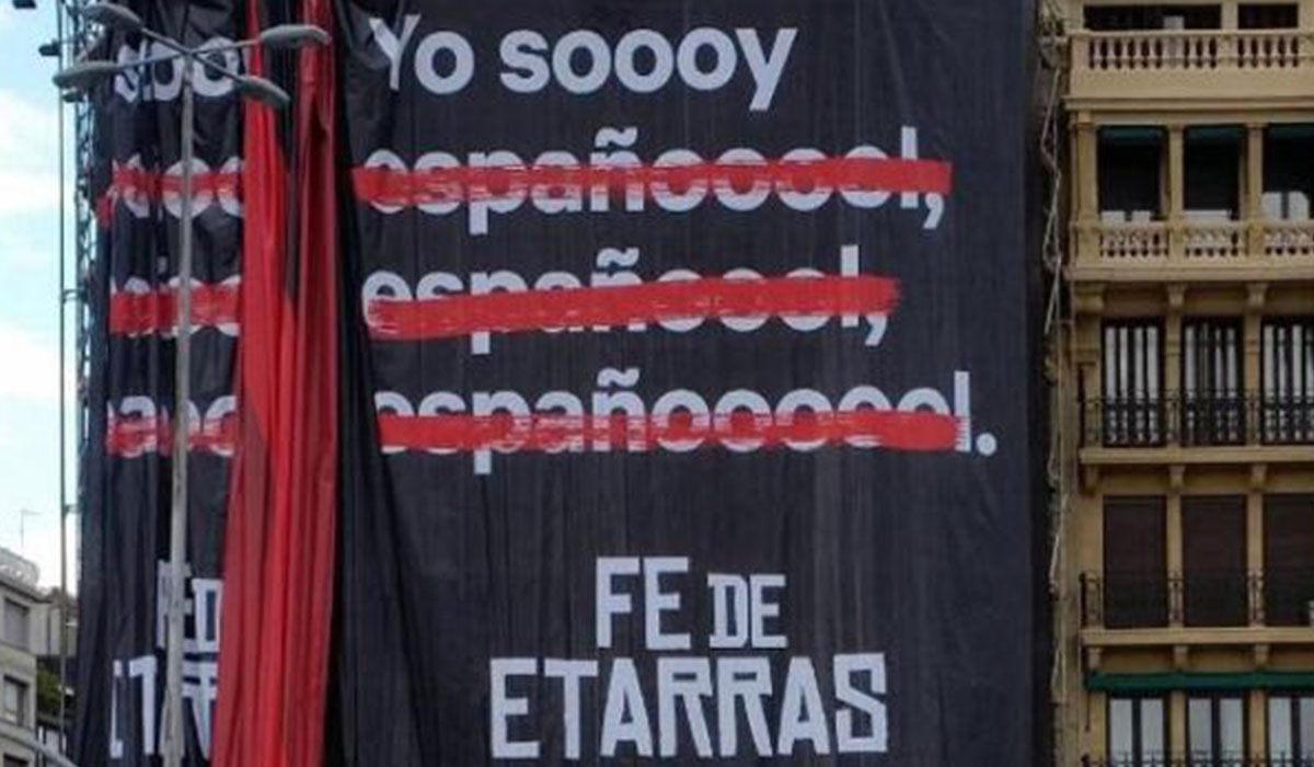 La pancarta con el anuncio de Fe de etarras en San Sebastián. Twitter