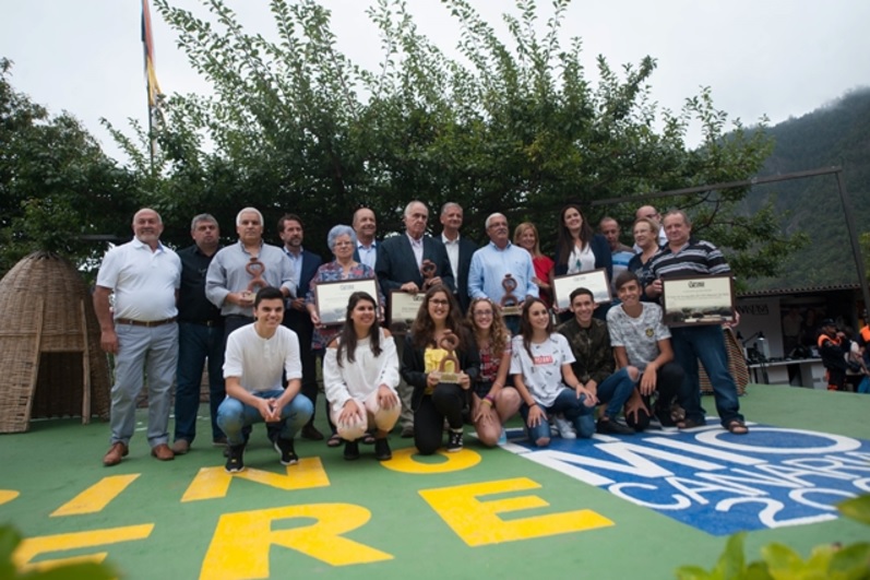 Foto de familia de los galardonados con los Choferiantes de Honor en el marco de la inauguración de la feria regional de artesanía de Pinolere. Fran Pallero