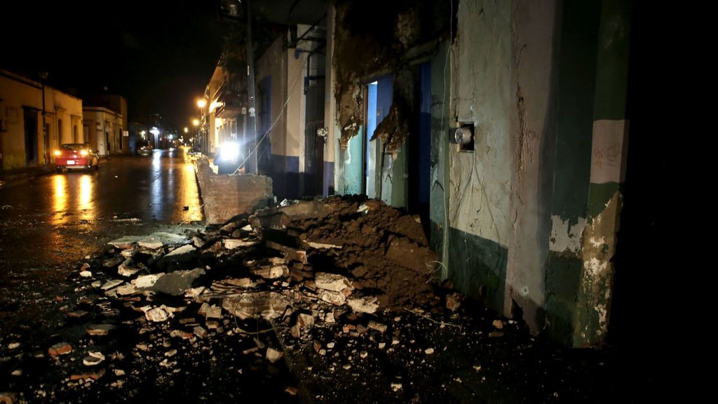 Vista general de daños en la ciudad de Oaxaca tras ser golpeada por el seísmo