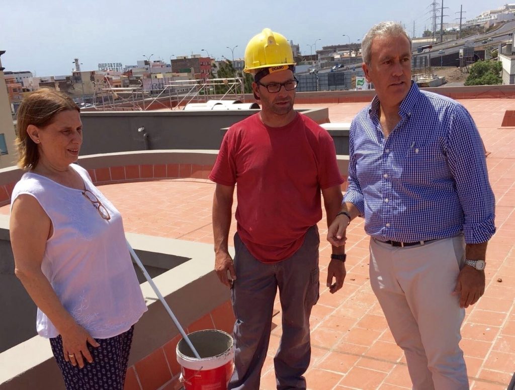 Óscar García, concejal de Servicios Sociales del Ayuntamiento de Santa Cruz verifica el estado de las obras de mejora del albergue | DA