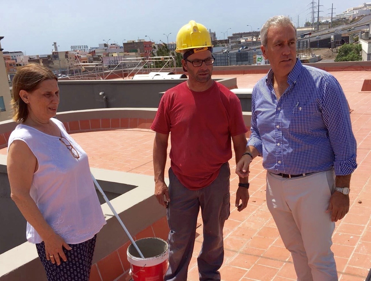 Óscar García, concejal de Servicios Sociales del Ayuntamiento de Santa Cruz verifica el estado de las obras de mejora del albergue | DA