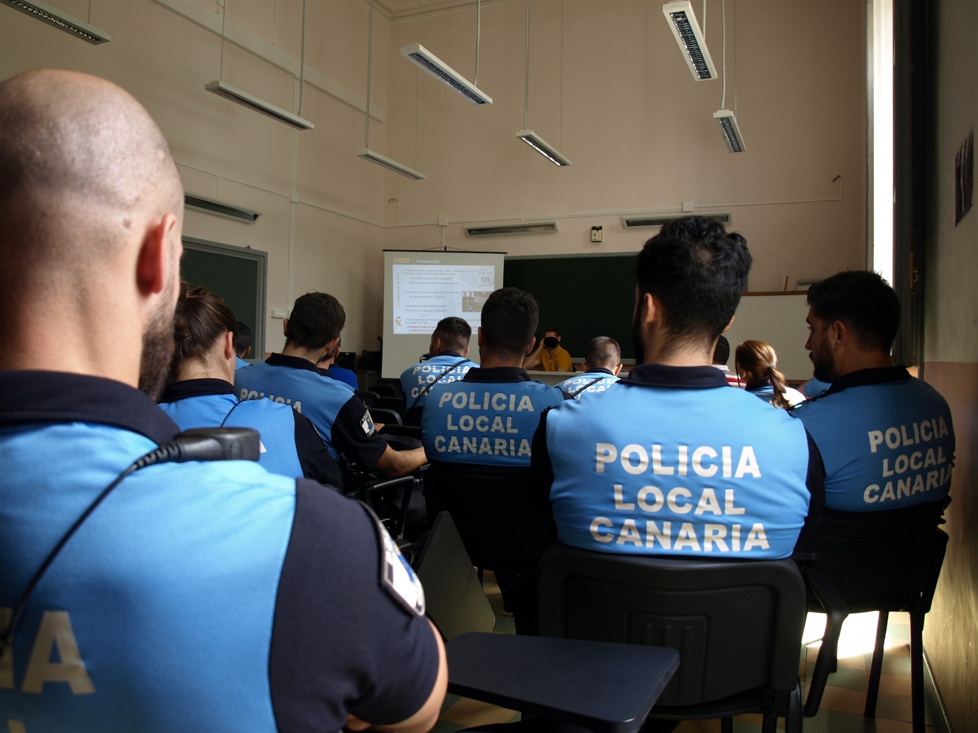 Agentes de la Policía Local de Santa Cruz de Tenerife en una de las sesiones de formación. DA