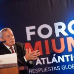 El exministro socialista Carlos Solchaga, ayer, durante su intervención en una nueva edición del Foro Premium del Atlántico, que organiza la Fundación DIARIO DE AVISOS. Fran Pallero