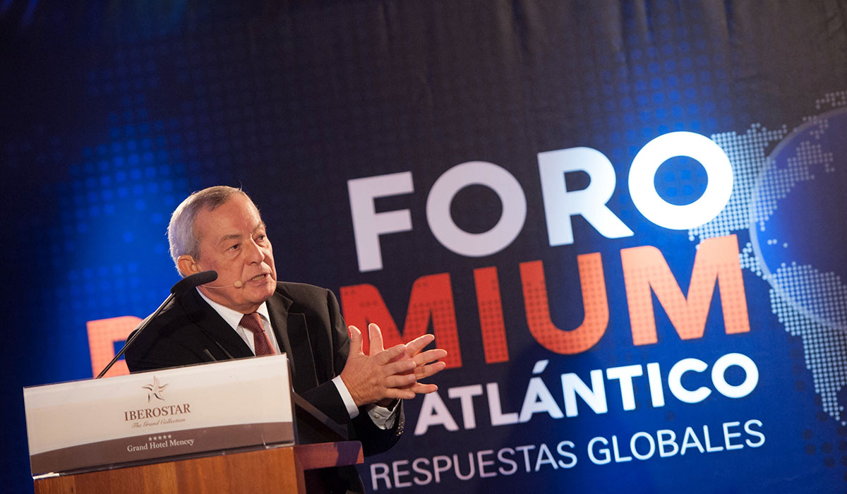 El exministro socialista Carlos Solchaga, ayer, durante su intervención en una nueva edición del Foro Premium del Atlántico, que organiza la Fundación DIARIO DE AVISOS. Fran Pallero
