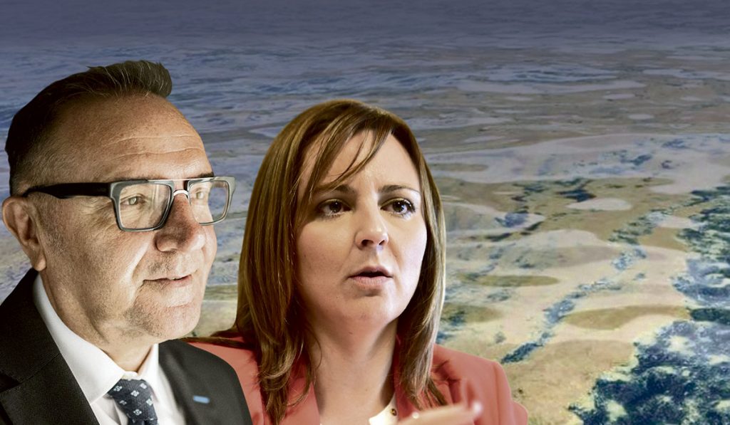 Los consejeros autonómicos de Sanidad y de Política Territorial, José Manuel Baltar y Nieves Lady Barreto. Detrás, microalgas ayer en la costa de los Llanos de Aridane.