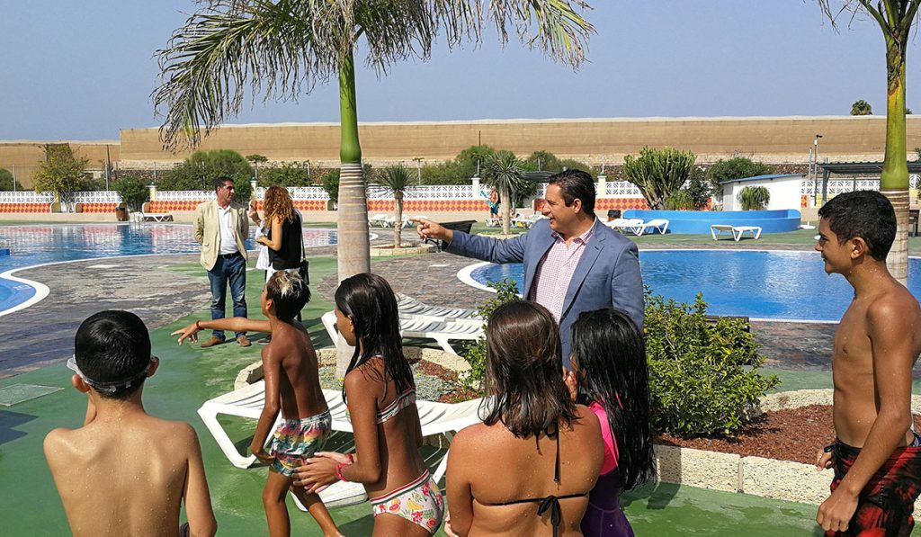 Varios niños se divierten con las actividades en la piscina durante la jornada de ayer, junto al alcalde de Arona, José Julián Mena. DA