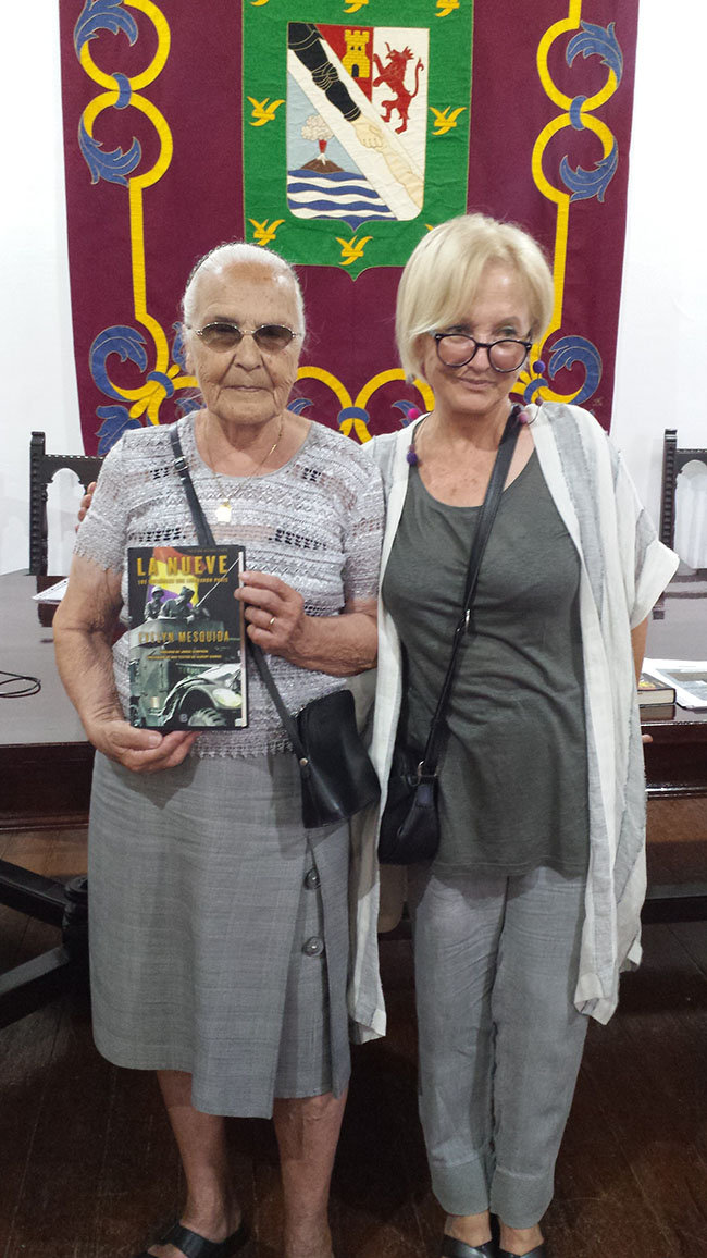 Teresa (izq.), hija del combatiente, y Evelyn Mesquida, autora del libro. J.C.M.