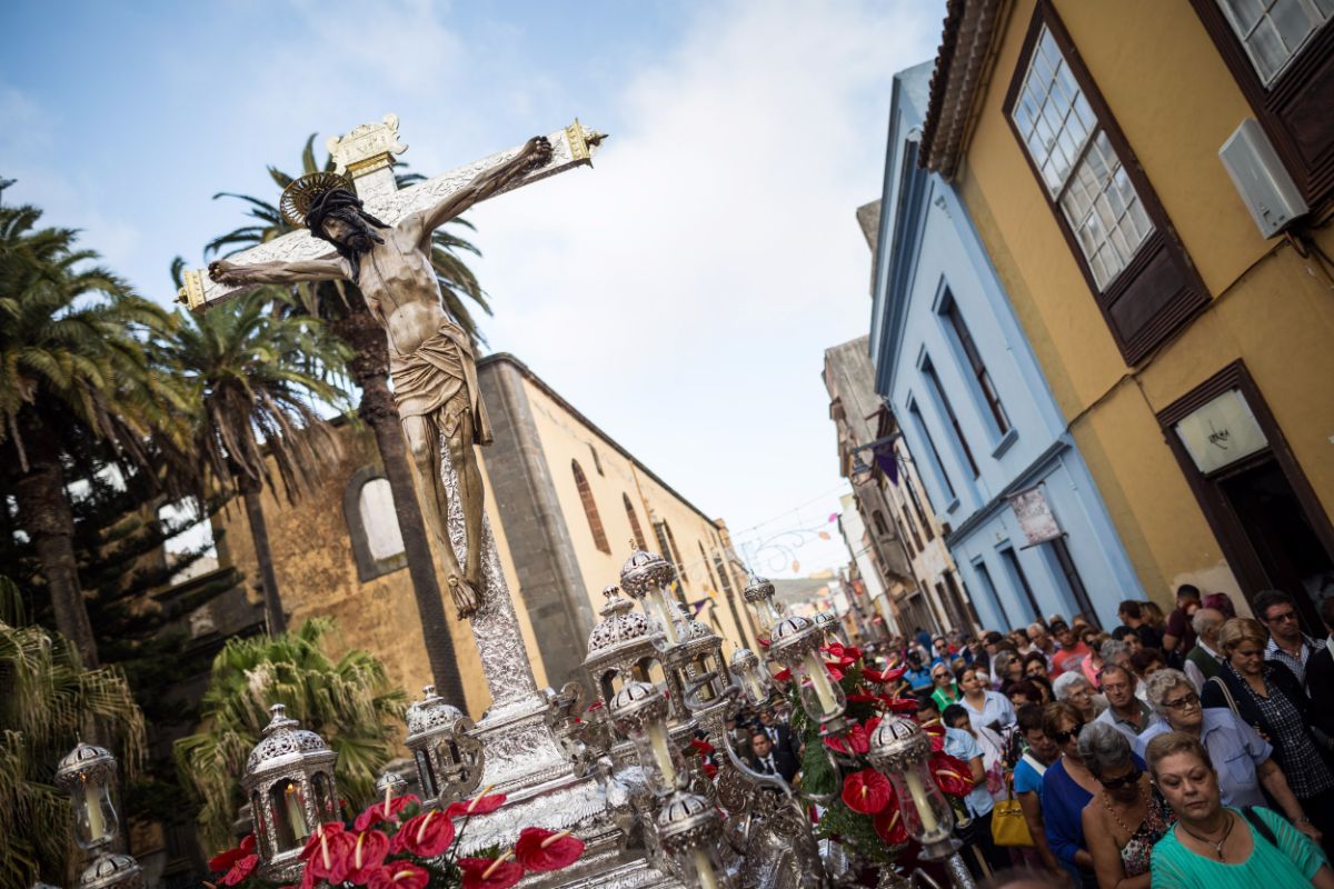 La sagrada imagen se trasladó ayer en procesión desde la iglesia de los Dolores a la catedral. Andrés Gutiérrez